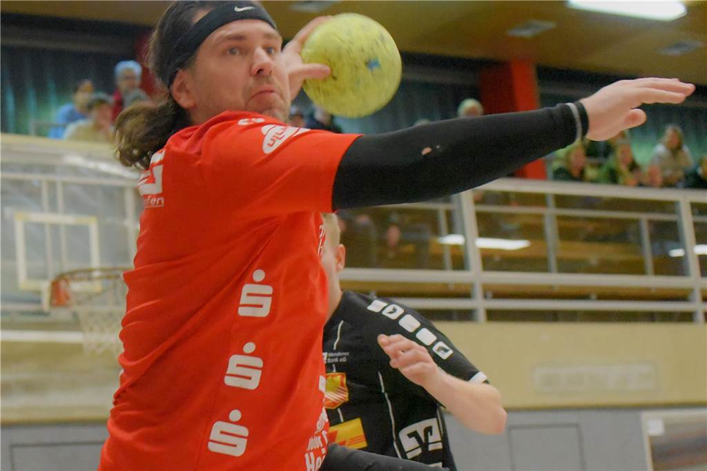 Tim Gurol, Spielertrainer der HSG Schwerte/Westhofen, in Aktion.