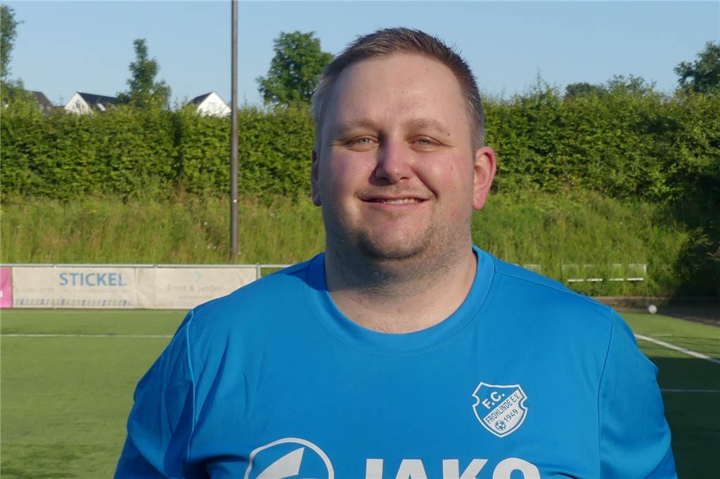 Dariusz Wosz hat das Glück, dass er Hilfe aus Castrop-Rauxel bekommt Tim Hartwig vom FC Frohlinde.