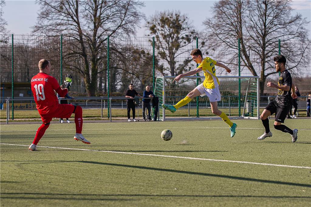 Kamener SC marschiert souverän weiter Richtung Meistertitel – Sieg im Lokalderby gegen BSV Heeren Tim Heberlein erzielt das zwischenzeitliche 1:1 für den BSV Heeren. Am Ende setzte es aber im Derby eine 1:4-Niederlage gegen den Tabellenführer, Kamener SC.