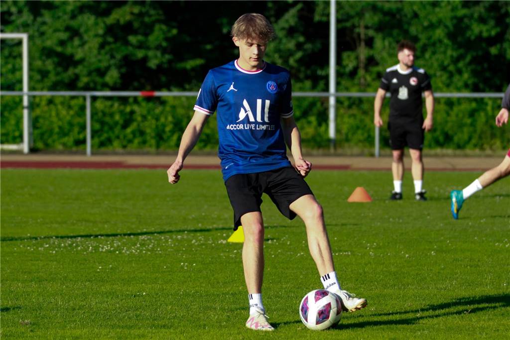 Eintracht Werne bekommt einen schnellen Flügelspieler Tim Hölscher nimmt den Ball an.