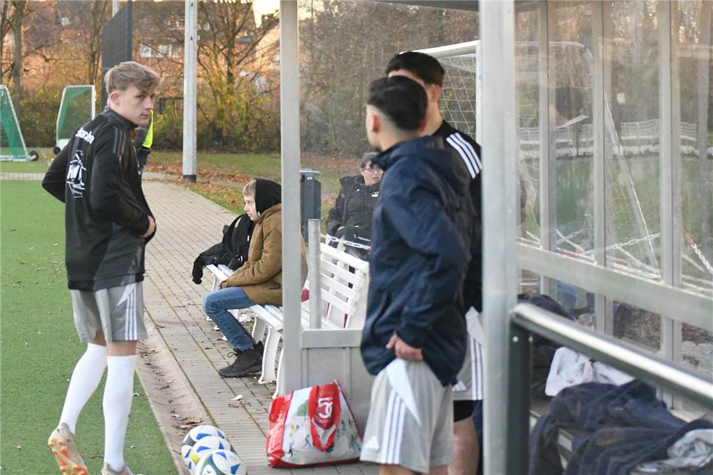 Eintracht Werne holt Spieler von Liga-Konkurrenten Tim Hölscher steht vor der Ersatzbank mit zwei weiteren Spielern.