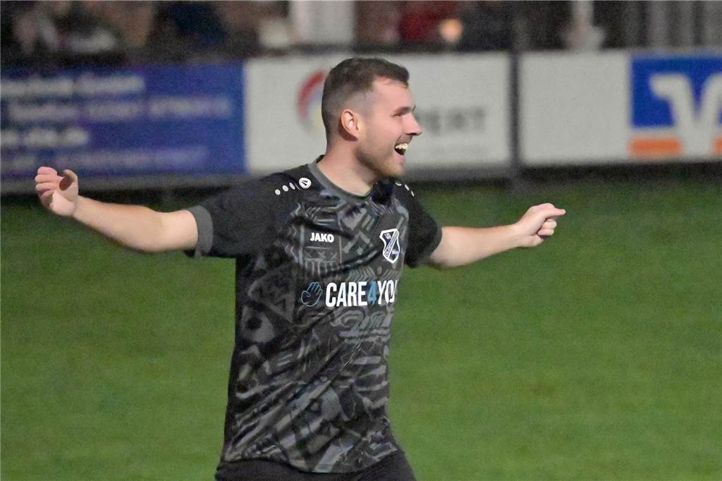 Tim Honermann bejubelt sein Traumtor zum 2:0.