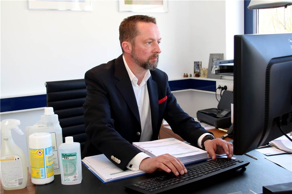 Gebäudereiniger kämpfen gegen das Virus – und für besseres Ansehen Tim Jessinghaus hat momentan alle Hände voll zu. Einerseits erfolgen in Seniorenheimen und Krankenhäusern verstärkt Desinfektionsmaßnahmen, andererseits muss der Personalplan angepasst werden, da viele seiner Mitarbeiter Probleme mit der Kinderbetreuung haben.