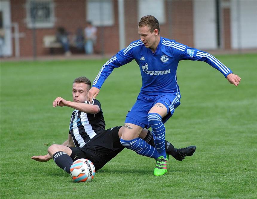SV Lippramsdorf reist nach Epe Tim Kalwey (l.) ging auch gegen Schalkes U23 gewohnt beherzt zur Sache.