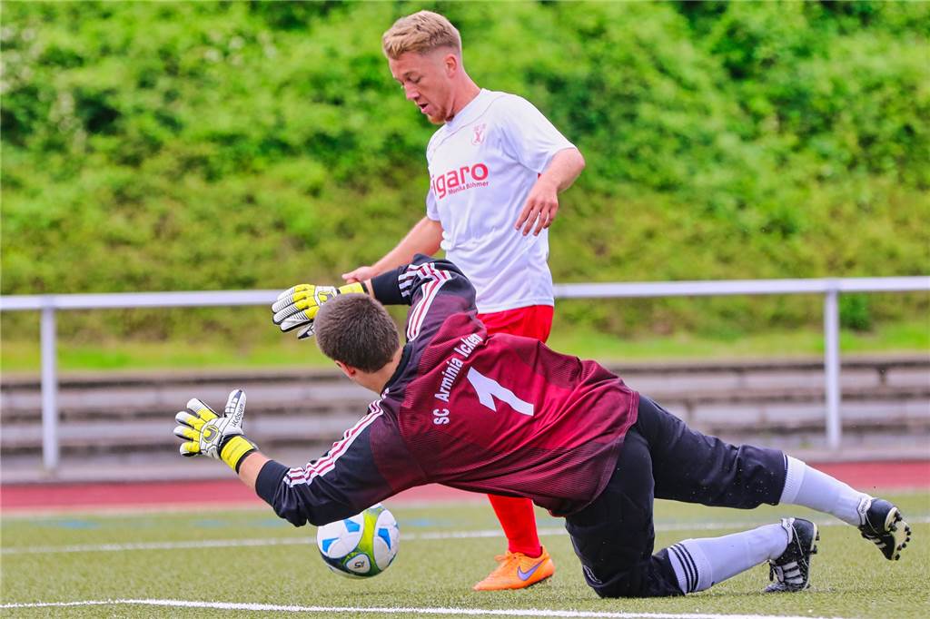 SG Castrop bekommt jede Menge Neuzugänge - auch einen Landesliga-Spieler Tim Keppler (weißes Trikot) spielte bereits für die SG Castrop, wie hier im Derby 2016 gegen den damaligen Aufsteiger Arminia Ickern.