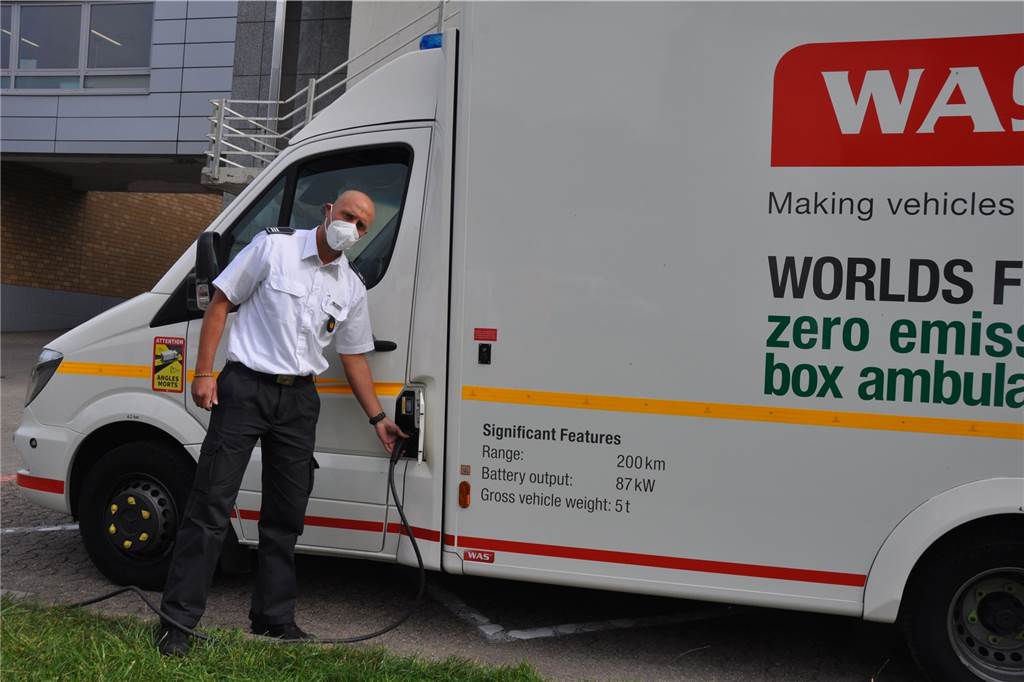 Elektro-Rettungswagen im Notfalleinsatz: Lünen macht den Test Tim Kewitz hängt den Elektro-Rettungswagen an die Ladestation. Mit einer Ladung kommt er 200 Kilometer weit.