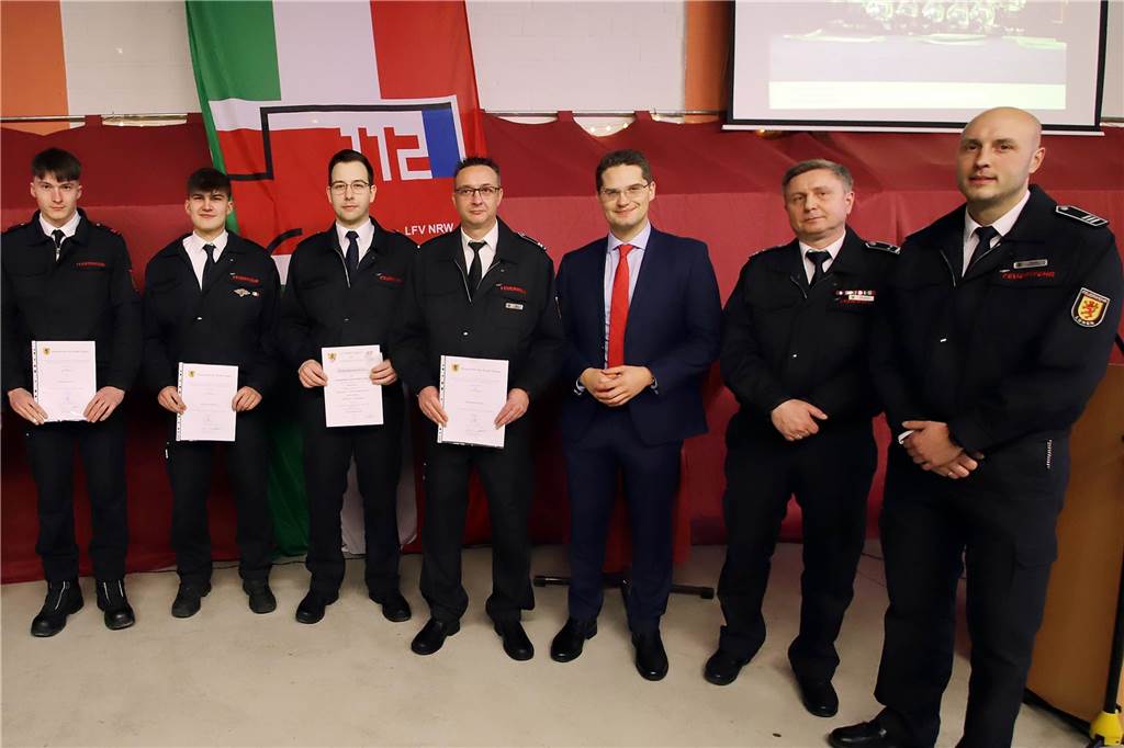 Löschzug Horstmar: Stürme sorgten für Herausforderung, neues Feuerwehrboot Tim Kewitz, stellvertretender Leiter der Feuerwehr Lünen, Gerhard Weinkauf, Löschzugführer Horstmar, Feuerwehrdezernent Dr. Christian Klicki, Andreas Tigges, zum Brandoberinspektor befördert, Dustin Wagner, für den Leistungsnachweis geehrt, Melvin Mikosch und Moritz Pollmann (v.r.n.l.), beide zum Oberfeuerwehrmann befördert.