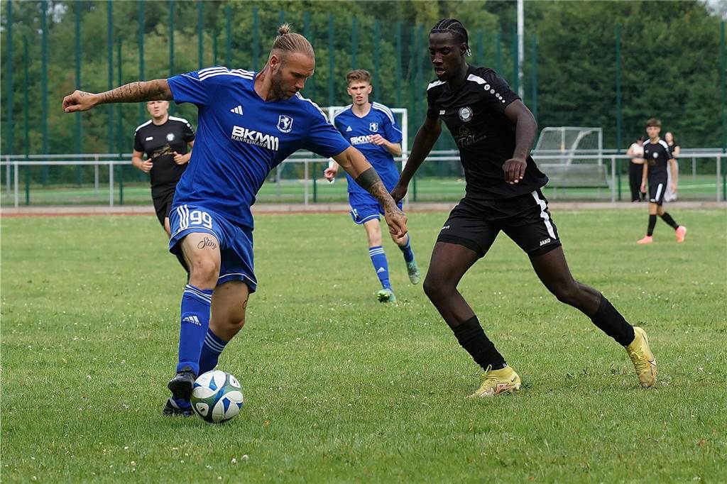Vorrunden-Sieger früh raus: Mühlhausen gewinnt A-Turnier in Heeren Tim Kloeter (BSV in Blau) im Duell mit William Moses (VfL II). Der BSV verlor das Spiel im Platz drei mit 0:1.