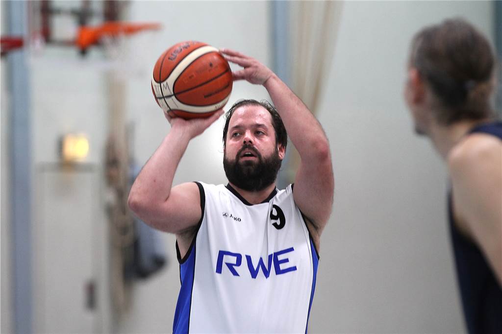 „Basketball ist das Glied, das uns zusammengehalten hat“: Familie König lebt die LippeBaskets Werne Tim König ist Trainer der dritten Mannschaft, steht aber auch selbst nochmal auf dem Feld.