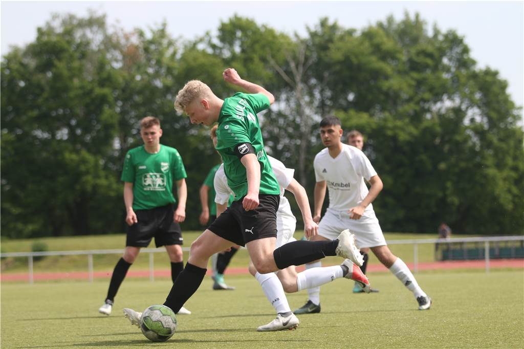 Zwei Corona-Saisons in der A-Jugend „sind kein Nachteil“ für einen Olfener Fußballer Tim Kortenbusch, hier noch als Kapitän der U17 am Ball, spielt ab dem Sommer bei den Senioren des SuS Olfen.