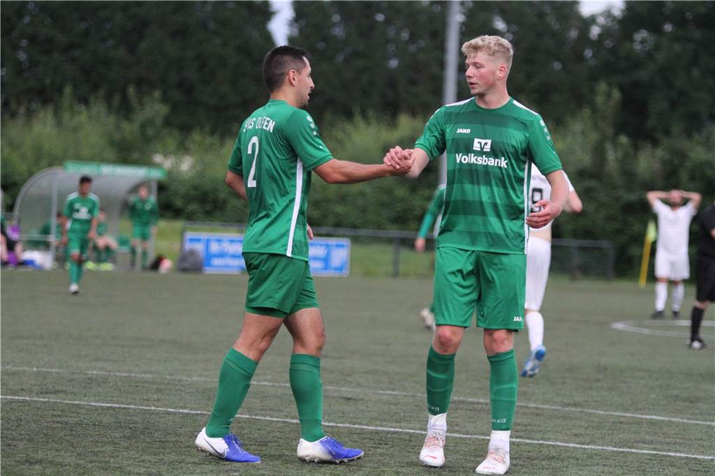 Wahnsinns-Spiel und Elfmeter in letzter Sekunde: SuS Olfens Test wird zum Spektakel Tim Kortenbusch (r.) gratuliert Lars Meier (l.) zum 2:0.