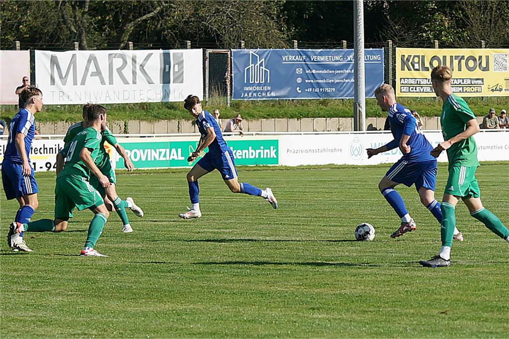 Holzwickeder SC freut sich über „ein Luxusproblem“: „Endlich mal zu Null“ Tim Kortenbusch treibt den Ball. Für den Stürmer war es der erste Startelfeinsatz.
