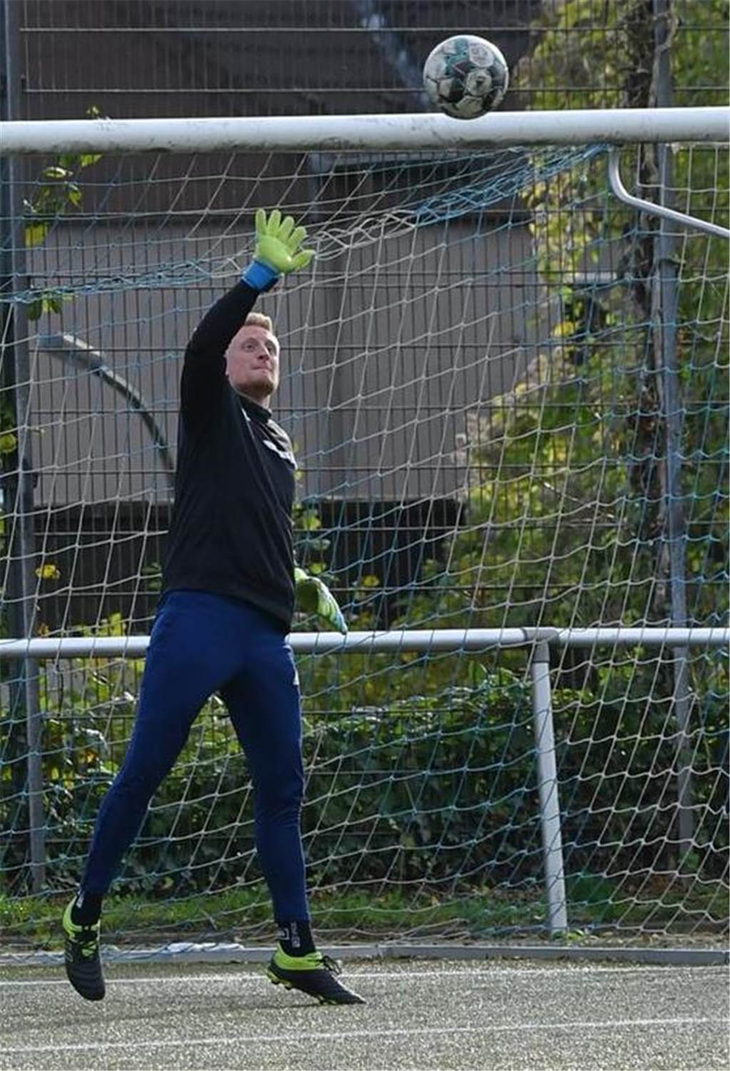 TuS Rahm hat einen neuen Trainer: Tim Krämer pariert einen Ball.
