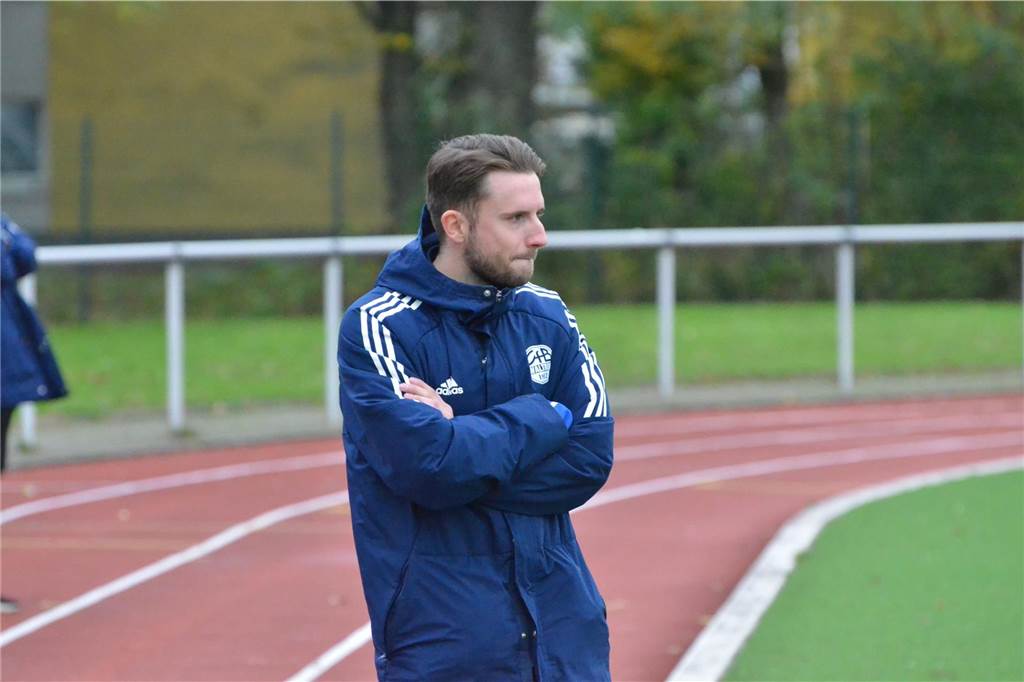 Erst Comeback, dann halber Abschied: Spieler des VfB Waltrop geht zurück nach Castrop-Rauxel Tim Kuit trainiert zusammen mit Oliver Naumann die U15 des VfB Waltrop. Demnächst startet er seinen Lehrgang zur B+-Trainerlizenz.