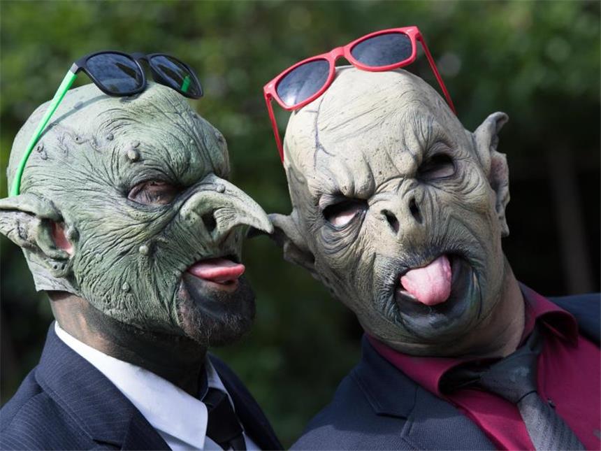 Tim (l) und Sebastian als Gentle-Monsters. Foto: Swen Pförtner