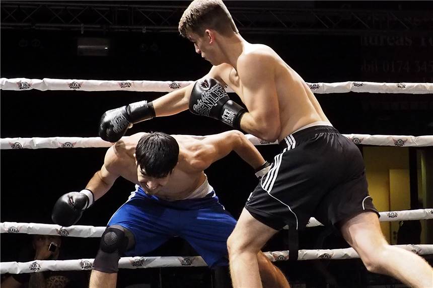 Team Assassin boxt gegen Parkinson Tim Moritz (r.) vom Team Assassin ist einer der Hauptakteure bei der Fighting Championship am 23. März.