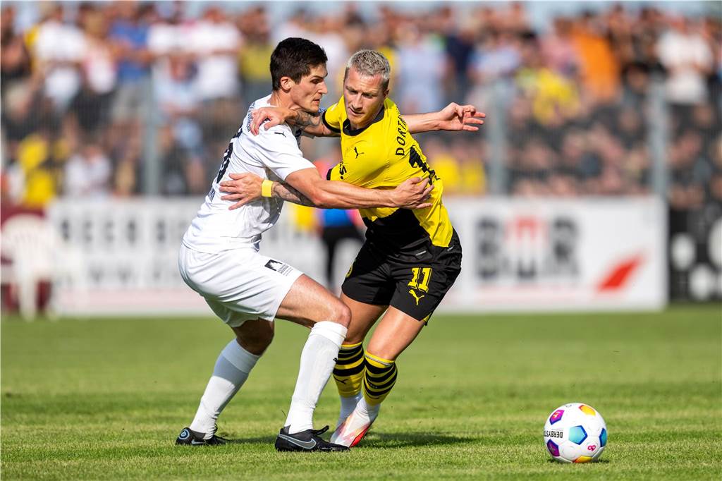 Langjähriger Oberligaspieler Tim Neumann wechselt zum SVE Heessen Tim Neumann im Zweikampf mit Marco Reus von Borussia Dortmund