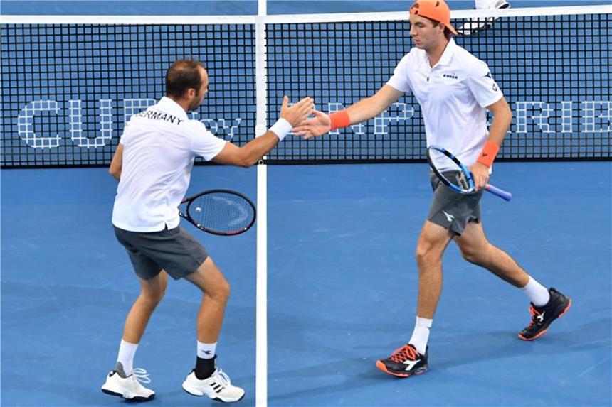 Deutsches Doppel sorgt im Davis Cup für die 2:1-Führung Tim Pütz (l) und Jan-Lennard Struff haben das Doppel gegen die Australier gewonnen. Foto: Darren England