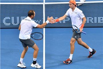 Tim Pütz (l) und Jan-Lennard Struff haben das Doppel gegen die Australier gewonnen. Foto: Darren England