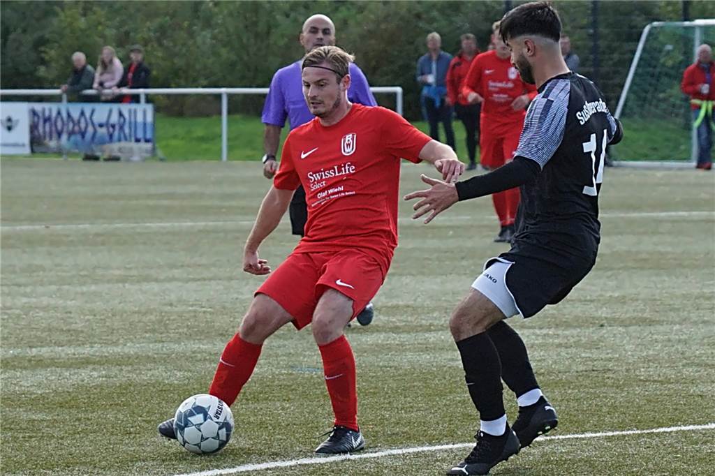 Schwierige Entscheidung über Holzwickedes U23 steht vor der Tür: Plan A oder B? Tim Richter (li.) ist Sportdirektor des Holzwickeder SC und spielt gleichzeitig für Rot Weiß Unna in der Kreisliga A.