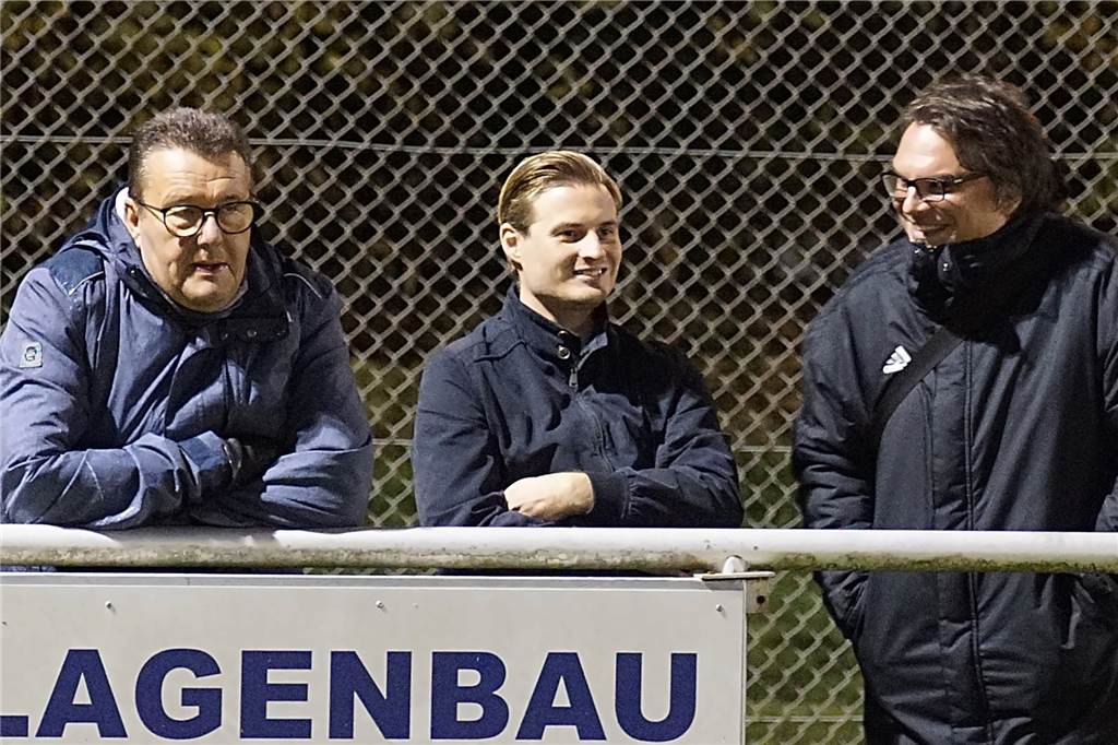 U23 des Holzwickeder SC vermeldet Bezirksliga-Rückzug Tim Richter (M.) war Sportlicher Leiter der neuformierten U23. Links Sportboss Karl Lösbrock, rechts Benjamin Hartlieb, Cheftrainer der Westfalenliga-Mannschaft. Das Bild des Trios entstand beim letzten U23-Heimspiel gegen Westfalia Wethmar (0:3) am 17. November.