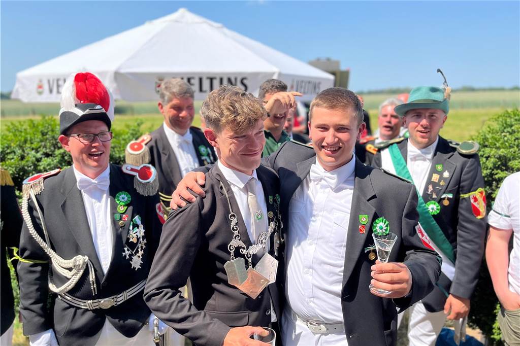 Tim Schleking (r.), mit dem Lukas Grewing zum Schluss auf den Vogel schoss, freute sich mit dem neuen Schützenkönig in Erle.