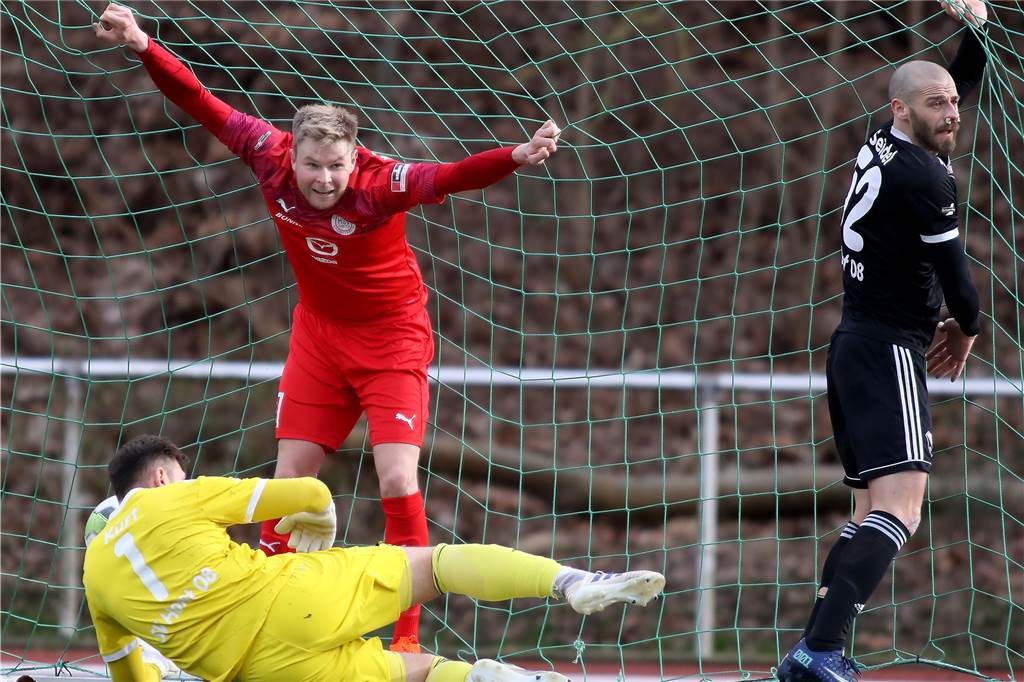 „Nackenschlag“ in der Nachspielzeit: Hombrucher SV erneut mit Negativerlebnis Tim Schrade erzielte zwei Tore. Hier jubelt er über den Treffer zum 1:1.