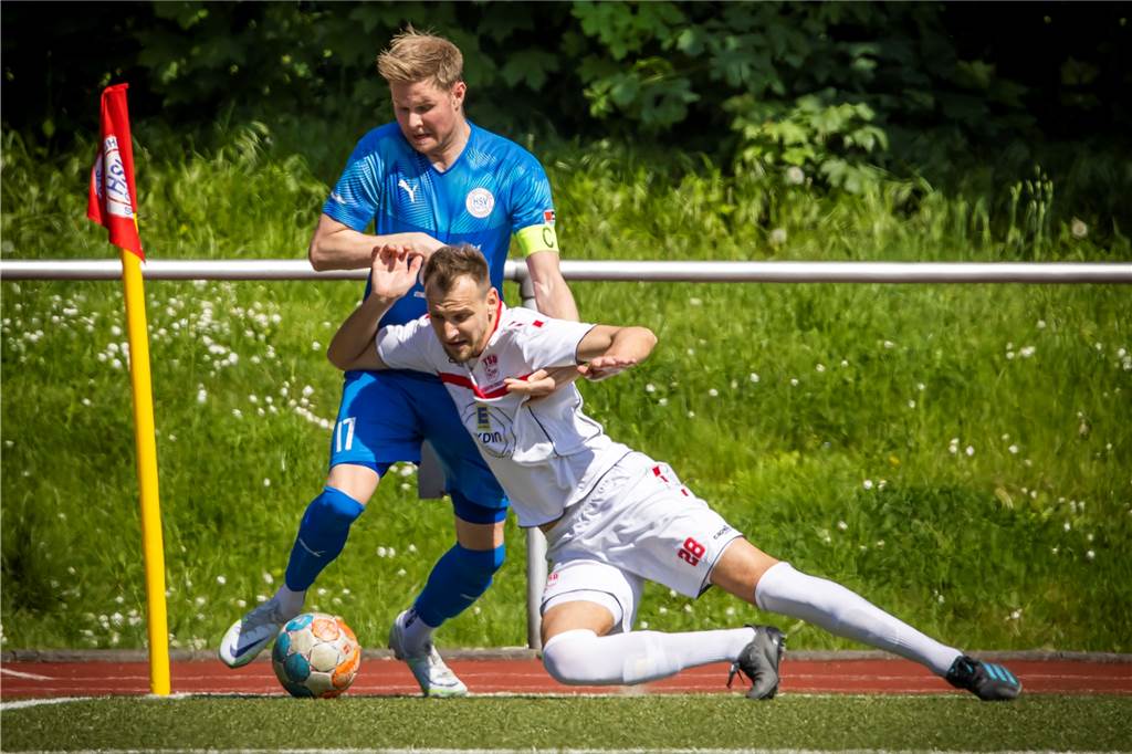 Hombrucher SV: Leistungsträger kann mit Türkspor-Niederlage leben und drückt Profis Sprüche Tim Schrade (l.) hatte den Hombrucher SV gegen Türkspor Dortmund in Führung gebracht.