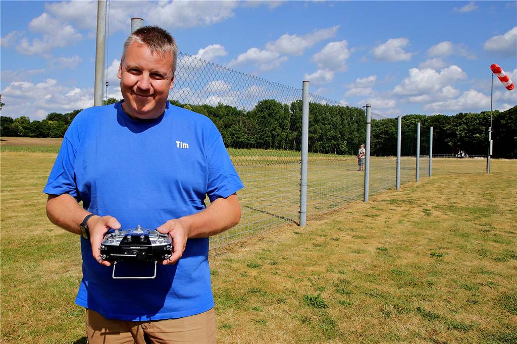 Lippramsdorfer Modellflieger: Sie heben ab und bleiben doch am Boden Tim Stark demonstriert eine Fernbedienung für ein Modellflugzeug.