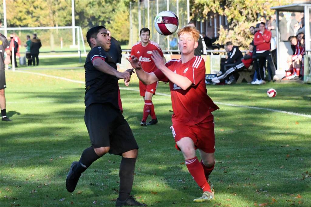 Dominik Buß bleibt Trainer bei RW Nienborg Tim Steinweg (r.) brachte RW Nienborg in der Schlussphase in Führung, doch Lucas Paulino (l.) und Turo d'Izlo Gronau glichen noch aus.