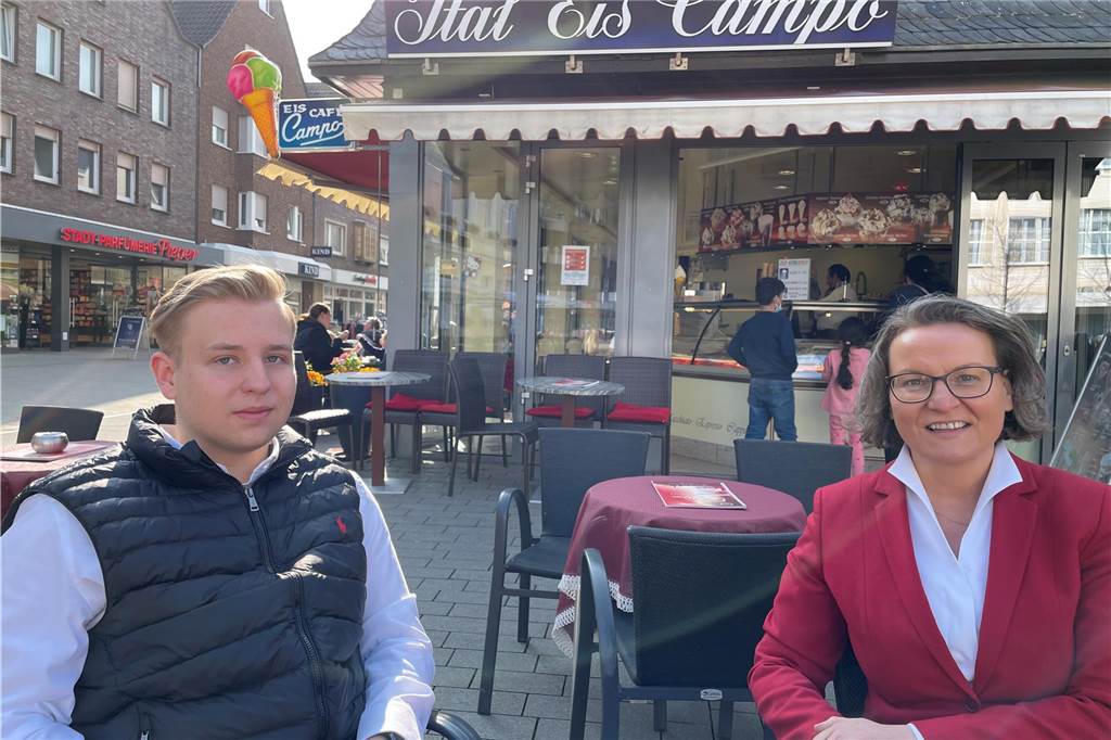 Tim Stohlmann (19) zum JU-Bezirksgeschäftsführer gewählt Tim Stohlmann mit der Heimat- und Kommunalministerin Ina Scharrenbach im April 2022 bei einem Termin in Werne.