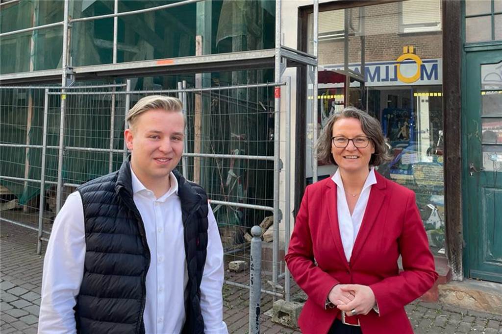 Tim Stohlmann steht neben Ina Scharrenbach