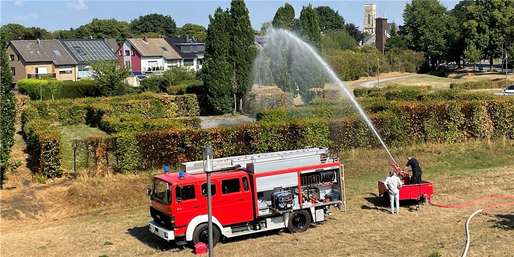 Feuerwehrauto-Besitzer Tim Stracke rettet Castrop-Rauxel in der Dürre Tim Stracke aus Waltrop wässert mit seinem Feuerwehr-Oldtimer die trockene Hecke der Burg in Henrichenburg.