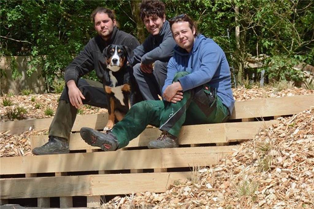 Bürgerpark Dorsten: Das Open-Air-Kulturprogramm für den Sommer steht Tim Vennemann, Kevin Over und Birger Schwalvenberg vom Schaukelbaum-Team freuen sich, dass sie bald wieder ihre „Oude Marie"-Bar öffnen dürfen.
