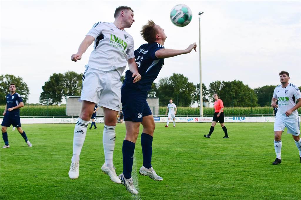 Tim Vierhaus (l.) gewinnt das Kopfballduell gegen Markus Krüger - und später auch das Spiel.