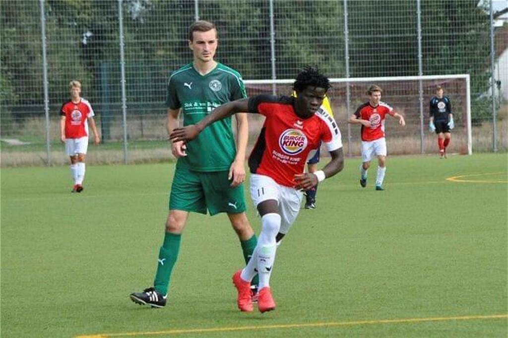 Comeback nach über einem Jahr Verletzungspause: Erneute Verletzung Tim Weiß schaut seinem Gegenspieler hinterher.