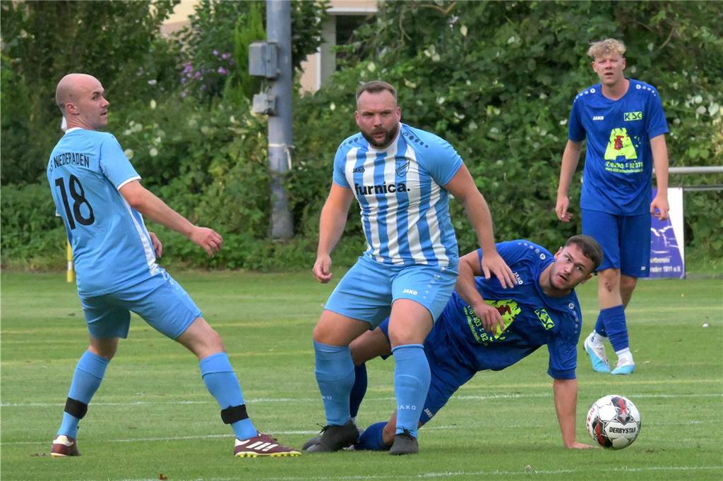 Bitterer Fehlschuss bringt TuS Niederaden um den Lohn: Kamener SC müht sich ins Viertelfinale Tim Wiggers im Zweikampf.