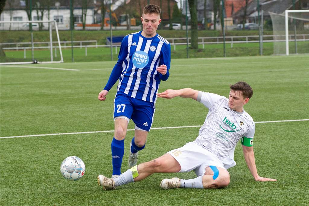 Derby, Spitzenspiel und Aufstiegsparty in Berlin Timm Henniges wird der Ball weggegrätscht.