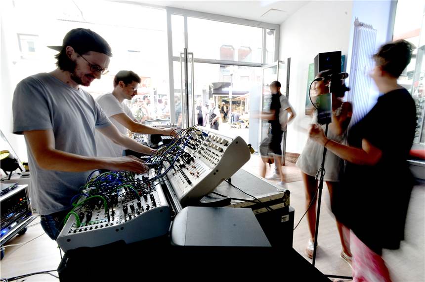 Klangkünstler machen aus dem Sound der Brückstraße Musik Timm Stobbe (l.) und Philipp Pfeffermann (2.v.l.) nahmen auf, was die Brückstraßenpassanten in ihre Mikros riefen, und machten daraus in Echtzeit ein sieben Stunden langes Musikstück.Abegg