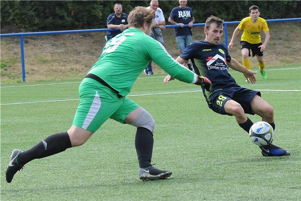 Oberligist krallt sich Castrop-Rauxeler Fußballer Timo Ballmann (r,) spielte seit Beginn der Saison 2019/20 für die Spvg Schwerin.