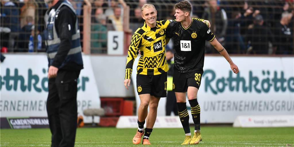 BVB-U23 kämpft sich aus dem Tabellenkeller: „Absolut erfreuliche Richtung“ Timo Bornemann und Moritz Broschinski bejubeln den Sieg der BVB-U23 in Meppen.
