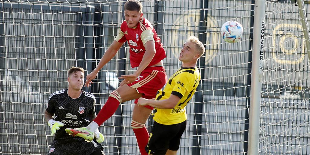 Bei Großkreutz-Rückkehr zum BVB: TuS Bövinghausen schlägt die schwarzgelbe U23 Timo Bornemann und die BVB-U23 verloren gegen den TuS Bövinghausen, hier mit Ricardo Seifried (l.) und Florian Usein, mit 0:1.