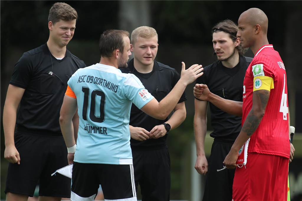 Timo Gansloweit wird Schiri in der 2. Bundesliga Timo Gansloweit (M.) ist auch den Dortmunder Amateurteams seit vielen Jahren wohlbekannt. Neben im steigt auch Yannick Rupert (l.) in eine höhere Liga auf.