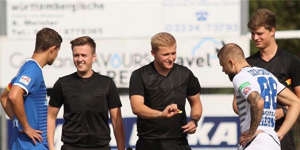 Dortmunder Schiedsrichter steigt in den Profifußball auf und will „nach ganz oben" Timo Gansloweit (M.) kommt vom SC Husen-Kurl und pfeift nächste Saison Profifußball.