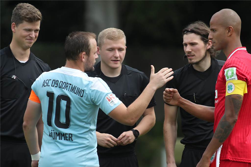 Debüt nach Verletzungspech: ein Dortmunder Schiedsrichter in der zweiten Liga Timo Gansloweit beim Handshake.