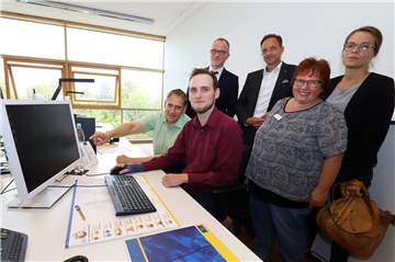 Timo Griewel (im roten Hemd) hat bei Night Star Express eine Perspektive gefunden. Darüber freuen sich (v.l.) Ausbilder Ulfert Horlitz, Sven Mosdzien von der Arbeitsagentur, Night-Star-Express Geschäftsführer Matthias Hohmann sowie Sabine Weckwerth und Hanna Stoewe von der Werkstatt Unna.Drawe