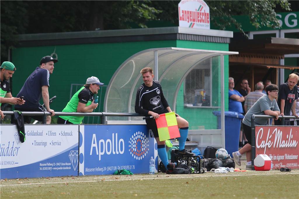 Guter Torwart verlässt Dortmunder Verein: Privatleben und Fußballkarriere nicht mehr vereinbar Timo Harbott steht am Spielfeldrand und unterhält sich mit anderen Männern.