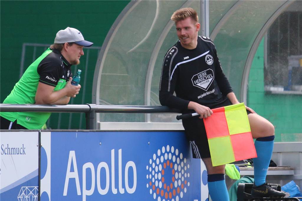 SG Massen wirft Stammspieler raus, der zum VfR Sölde wechselt: „Verhalten ist eine Vollkatastrophe“ Timo Harbott (r.) bei einem Testspiel im September an der Auswechselbank.