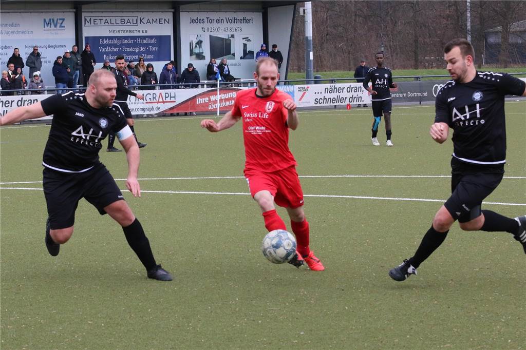 Zwei Platzverweise: VfL Kamen II dreht Match gegen RW Unna in einen Sieg Timo Hörstgen (Mitte) und RW Unna versuchten in Kamen immer wieder, den zweiten Treffer nachzulegen. Am Ende aber verloren die Gäste mit 1:2.