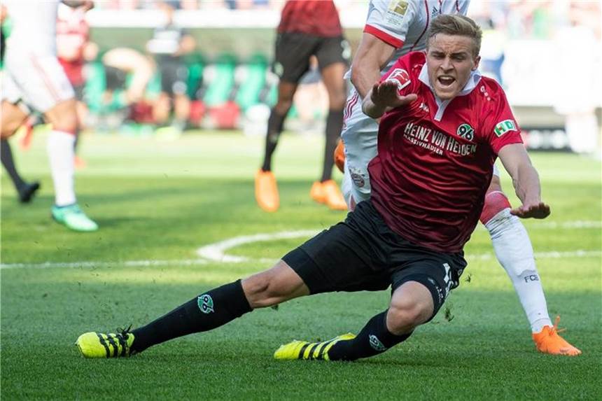 Timo Hübers in Aktion für Hannover 96. Foto: Swen Pförtner